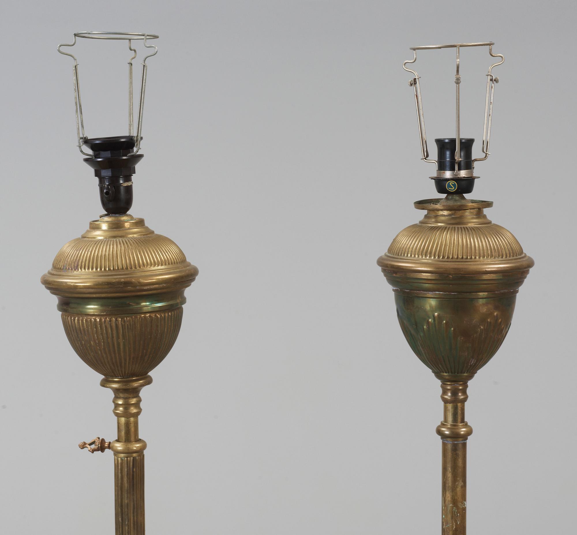 GOLVLAMPOR, ett par snarlika, 1800-talets andra hälft.