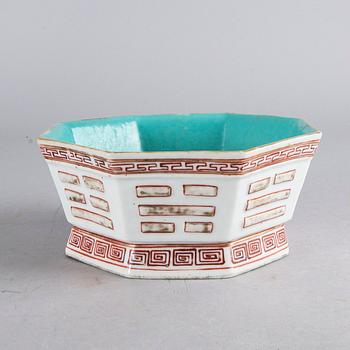 A Chinese porcelain bowl, later part of the 19th century.