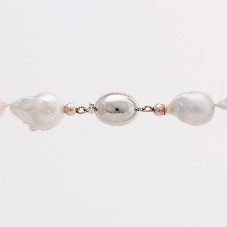 PEARL NECKLACE Baroque South Sea pearls (largest pearl approx 3 x 2 cm, clasp silver.
