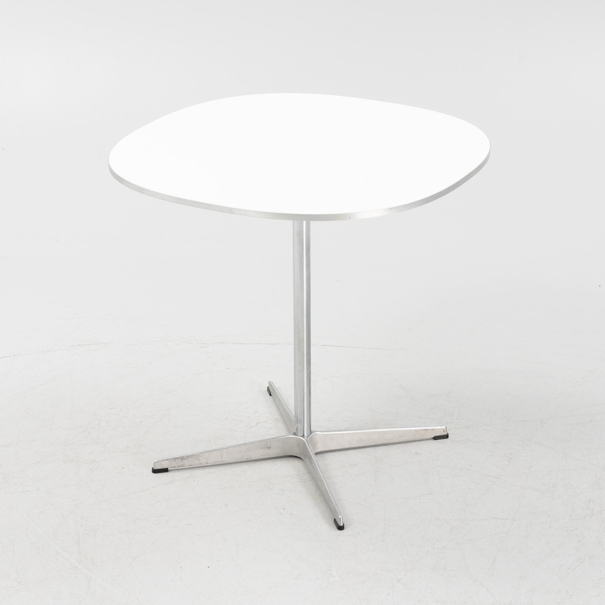 Bruno Mathsson & Piet Hein, bord, "Supercirkulär A602", Fritz Hansen, daterat 2006.