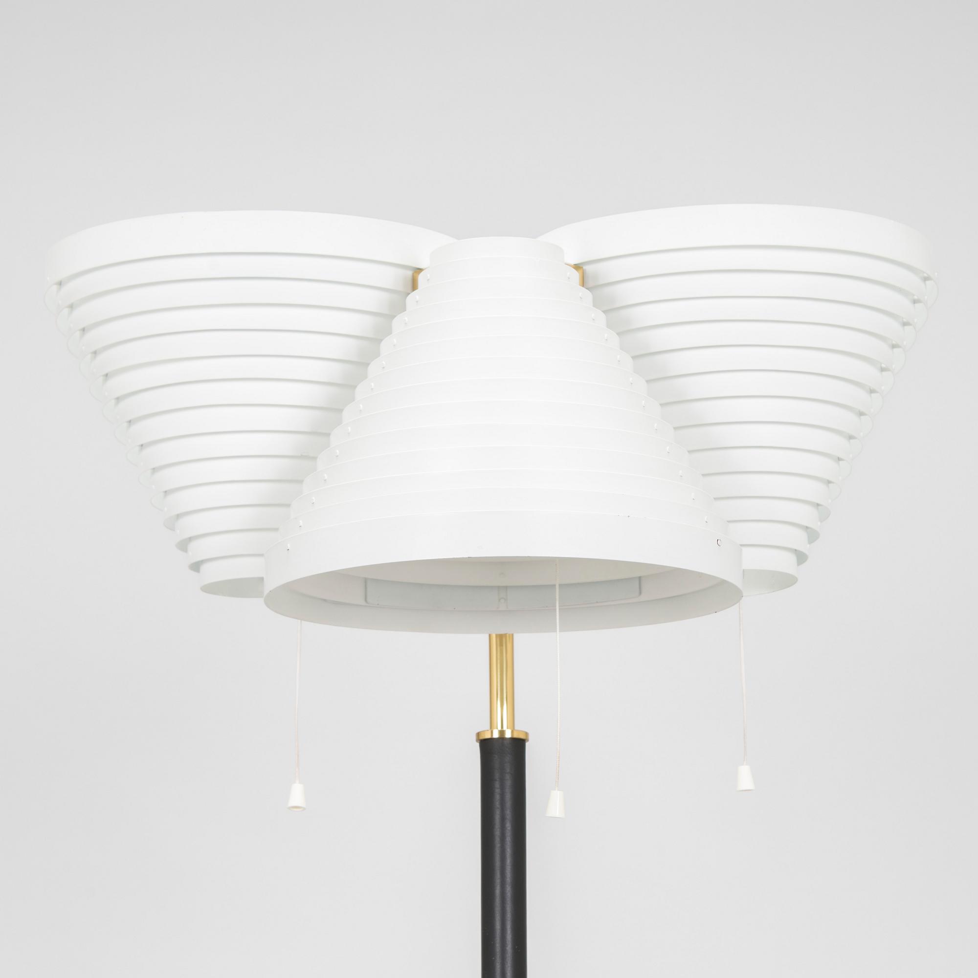Alvar Aalto, golvlampa modell A809, Valaisinpaja 1900-talets slut.