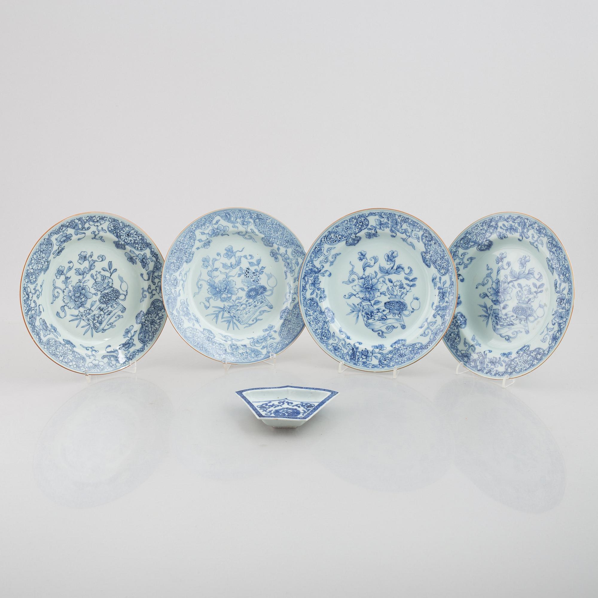 A group of four blue and white dishes and a cabaret piece, Qing dynasty, 18th century.
