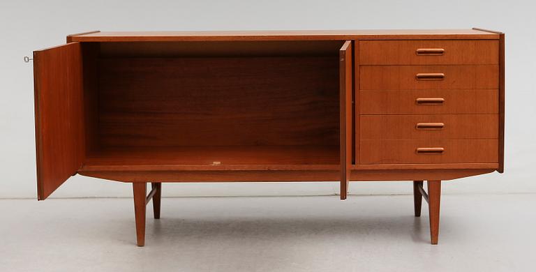 SIDEBOARD, 1900-talets mitt.