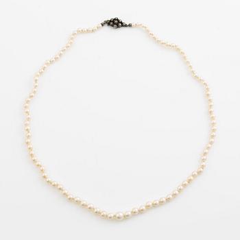Pearl necklace with graduated cultured pearls, with a clasp of silver set with marcasites.