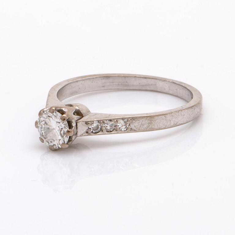 Elon  Arenhill ring 18k vitguld med 1 briljant ca 0,43 ct och diamanter 8/8 ca 0,05 ct, Malmö 1962.