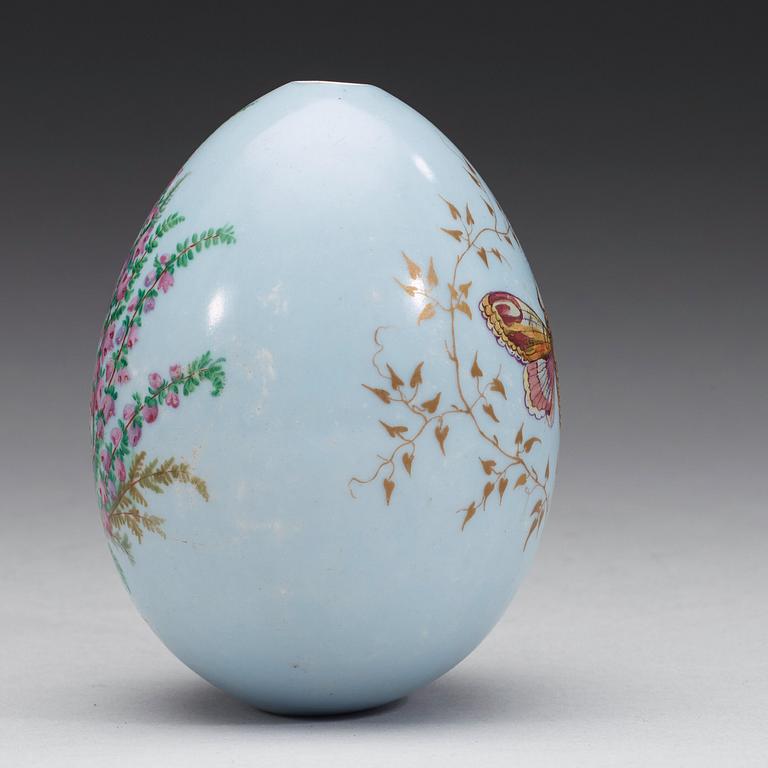 A Russian porcelain egg, Imperial Porcelain manufactory, St Petersburg, ca 1890.