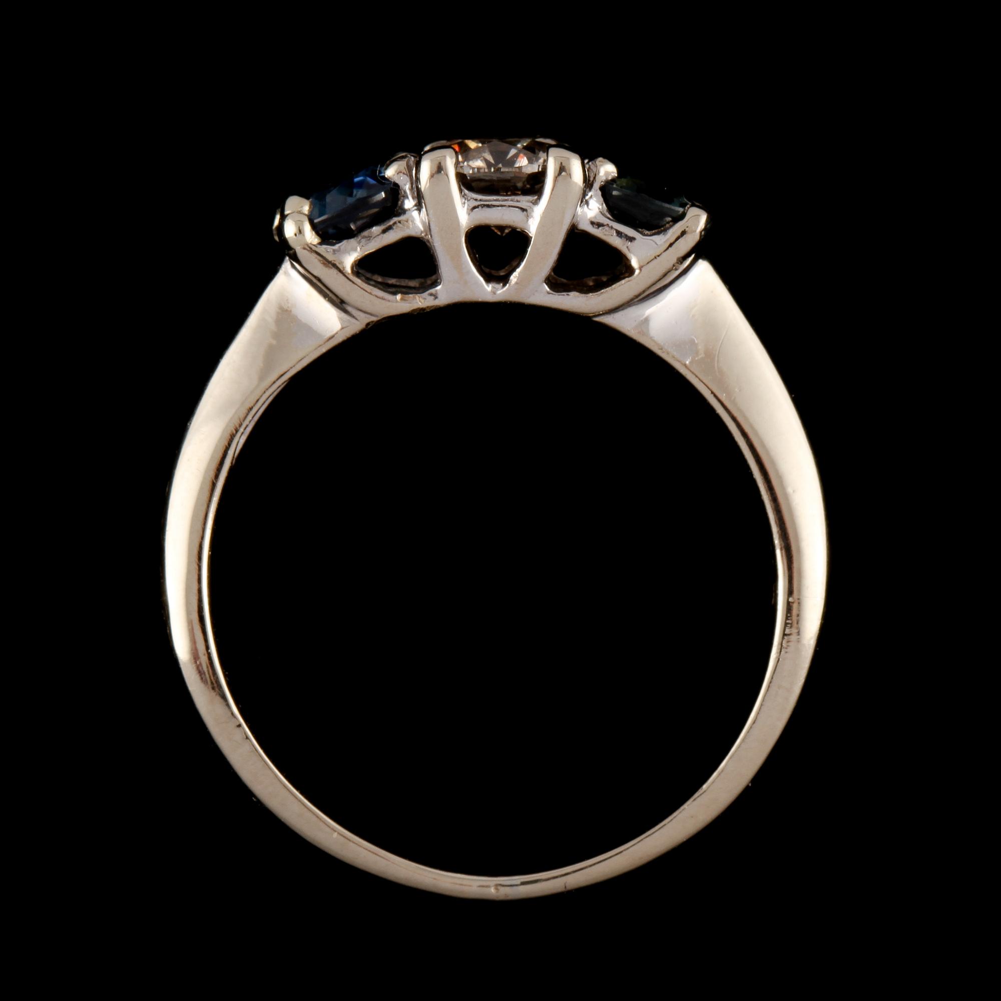 RING, 18k vitguld med briljantslipad diamant ca 0.45 ct samt 2 fasettslipade blå safirer. Vikt 3 g.