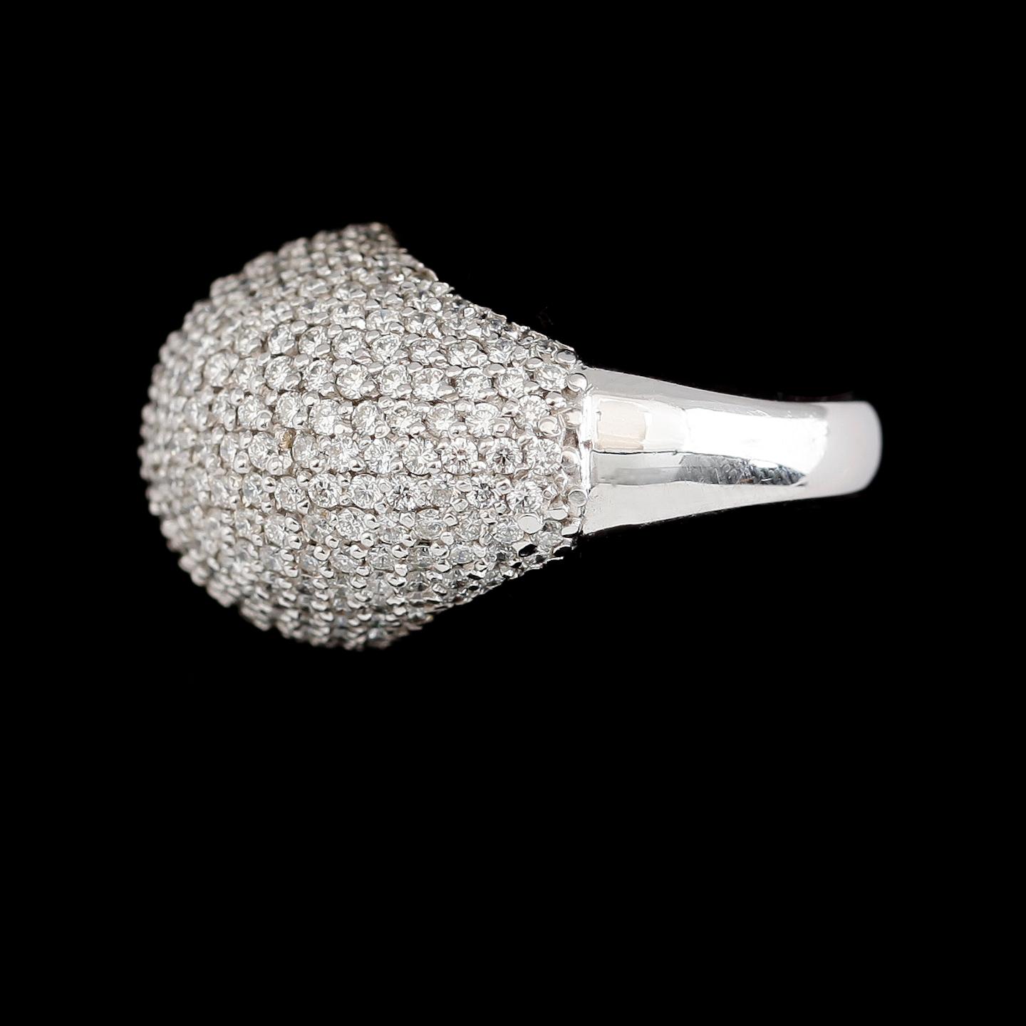 RING, 18 k vitguld, briljantslipade diamanter tot ca 4.29 ct. Total vikt ca 18 g.