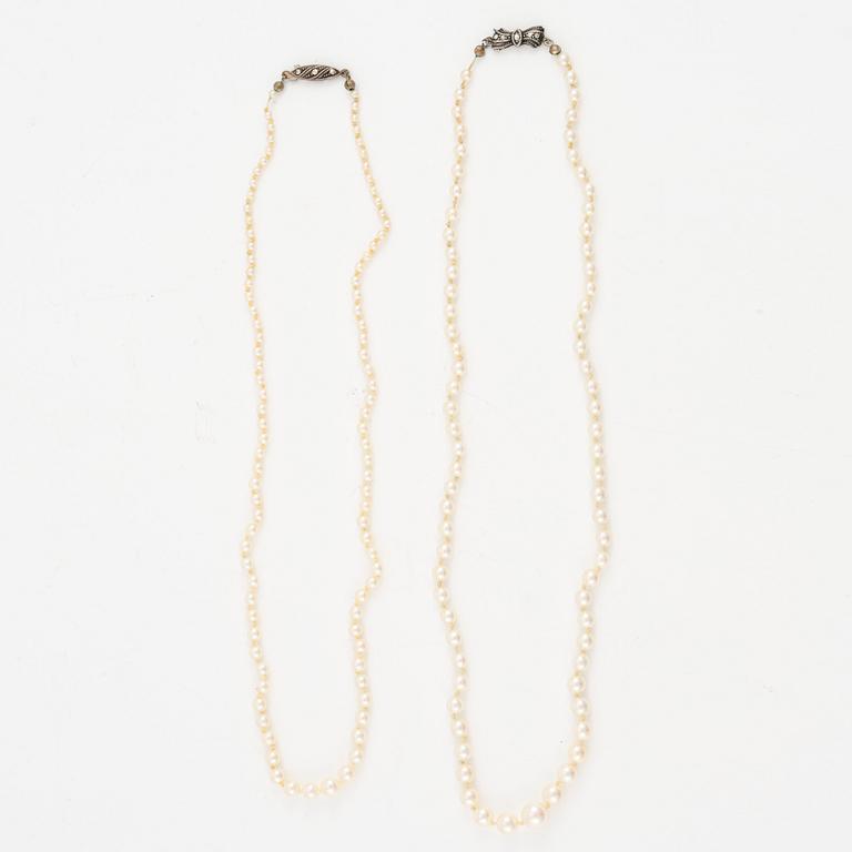 Pearl necklace, two pieces with graduated pearls, clasp silver.