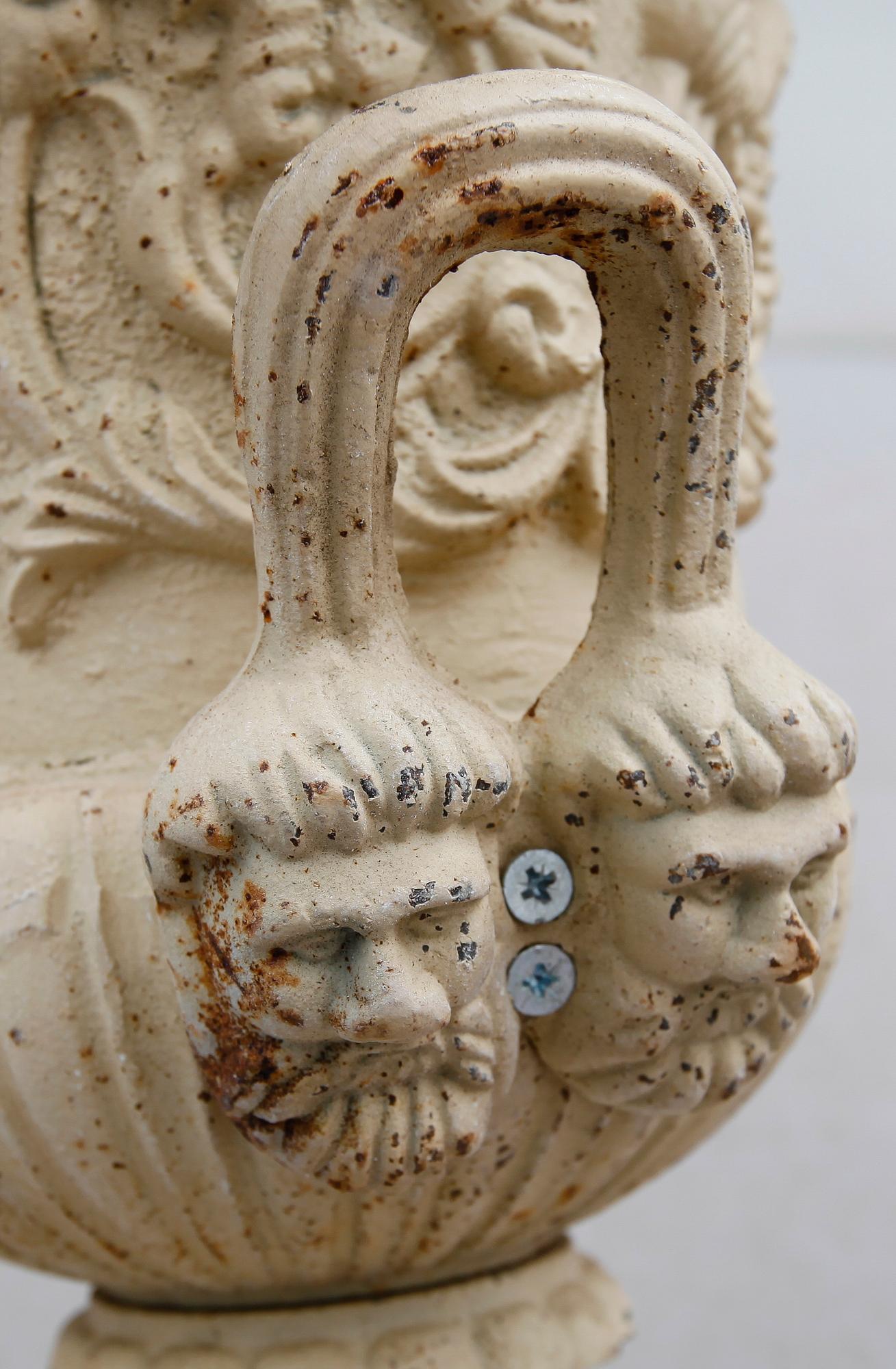 TRÄDGÅRDSURNOR, 1 par, gjutjärn, 1900-talets andra hälft.