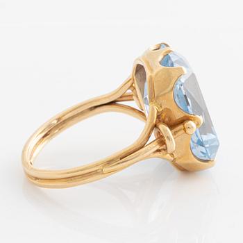 Ring in 18k gold with a blue synthetic stone.