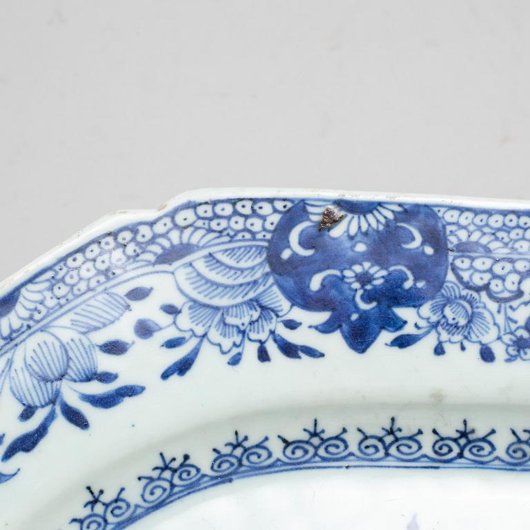 A large blue and white serving dish, Qing dynasty, Qianlong (1736-95).