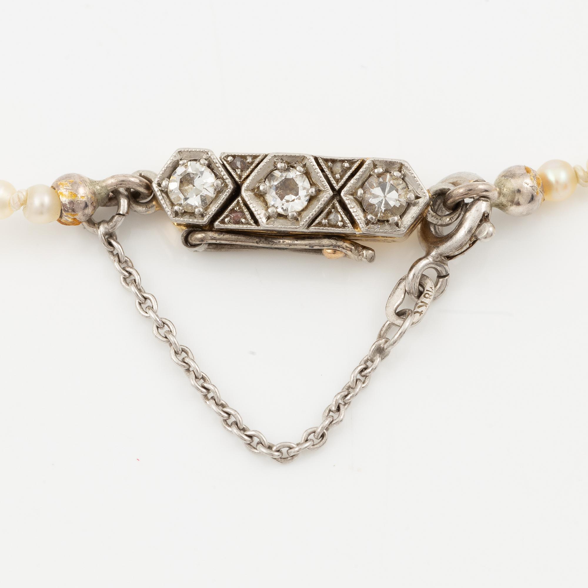 Pearl necklace, graduated pearls, clasp in 18K gold set with old-cut diamonds.