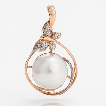 An 18K gold pendant with diamonds ca. 0.162 ct in total according to engraving and a cultured pearl.