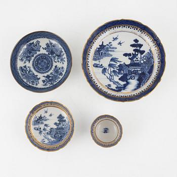 Tekoppar med fat, sju stycken, skålfat ett par samt större skålfat, porslin, Kina, Qingdynastin, Jiaqing (1796-1820).