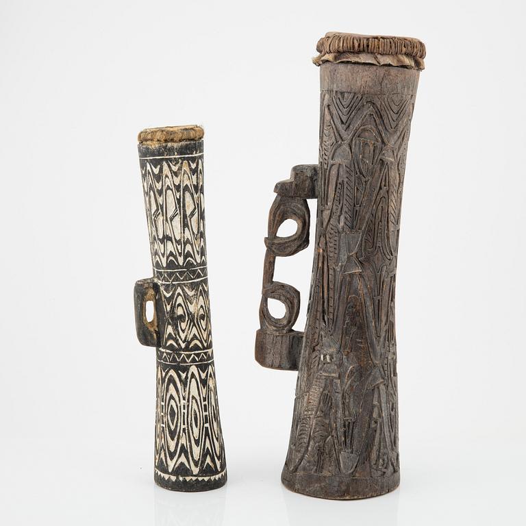 Trummor, två stycken, trä. Asmat, Indonesien, Jakarta, 1900-tal.
