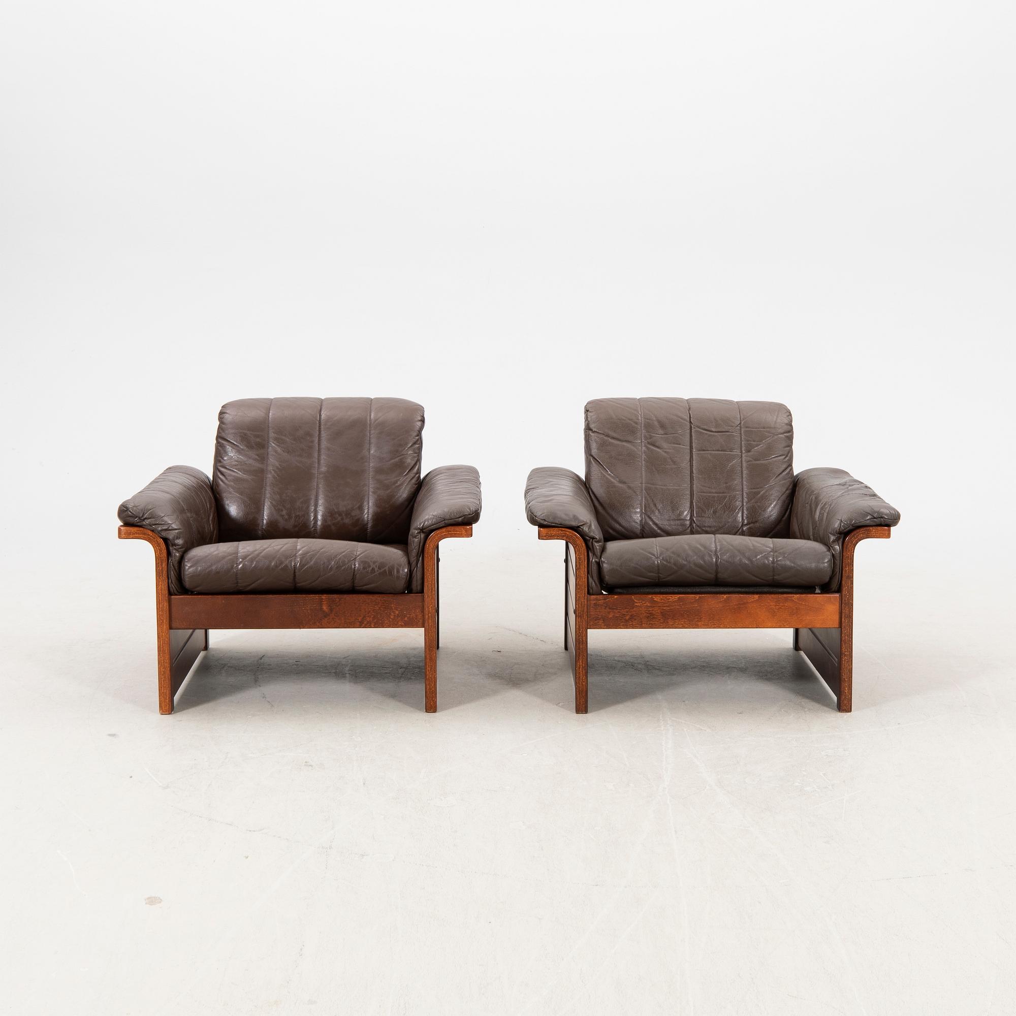 A pair of 1970s leather armchairs.