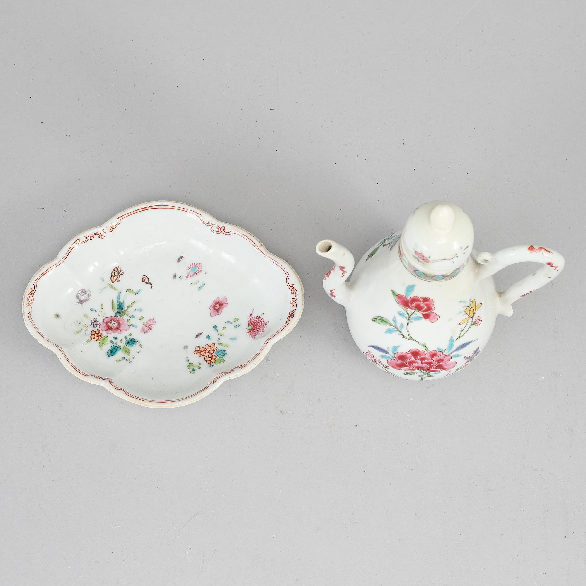 A famille rose teapot and a dish, Qing dynasty, 18th Century.