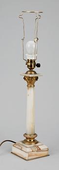 BORDSLAMPA, marmor, omkring sekelskiftet 1800/1900.