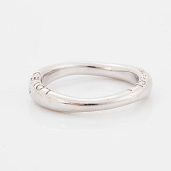 Ole Lynggaard, Charlotte Lynggaard, Love ring nr 3 vitguld med briljantslipad diamant ca 0.015 ct.