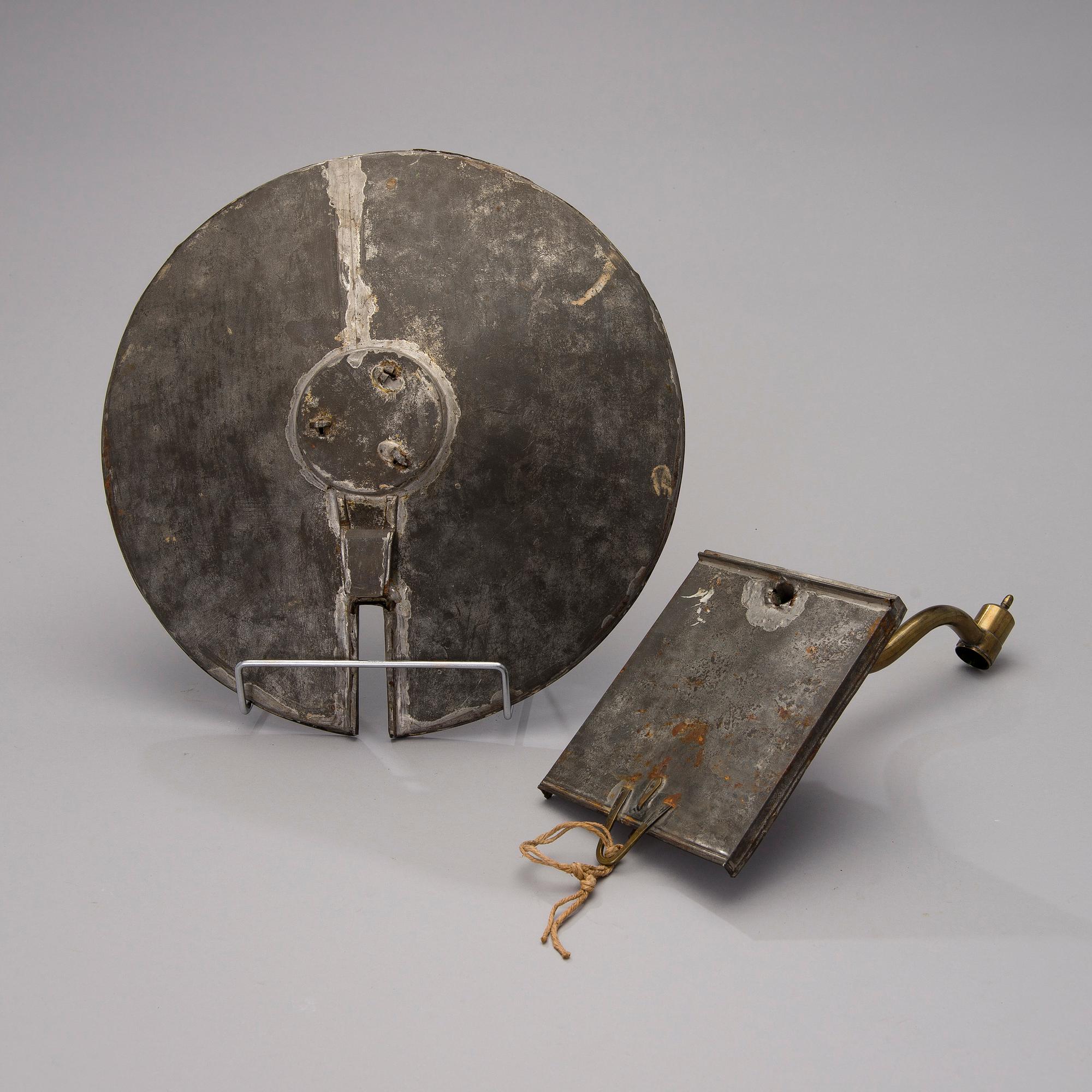 VÄGGLAMPETT,  mässing och spegel glas, 1900-talets första hälft.