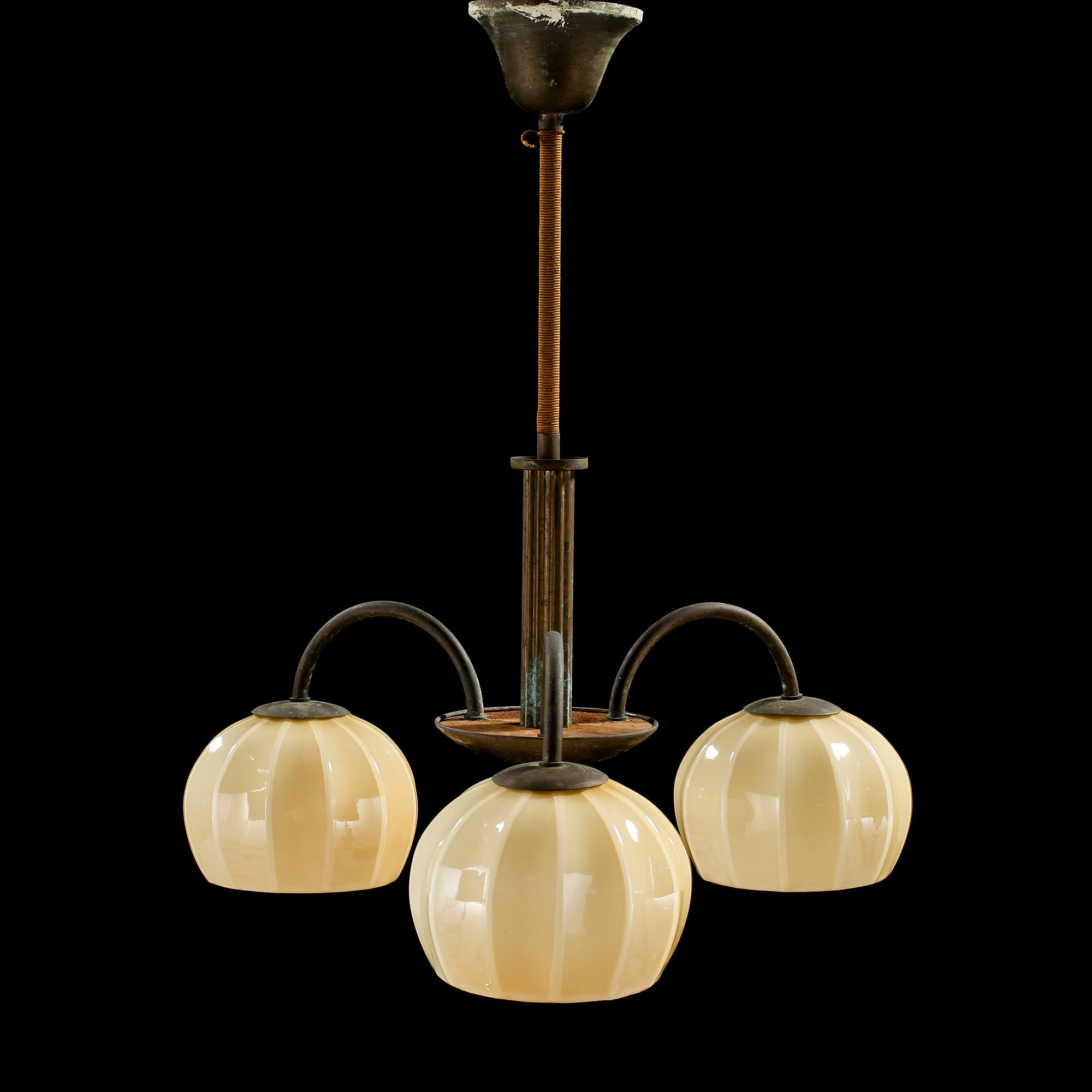 TAKLAMPA, 1900-talets andra kvartal. Höjd 55 cm.
