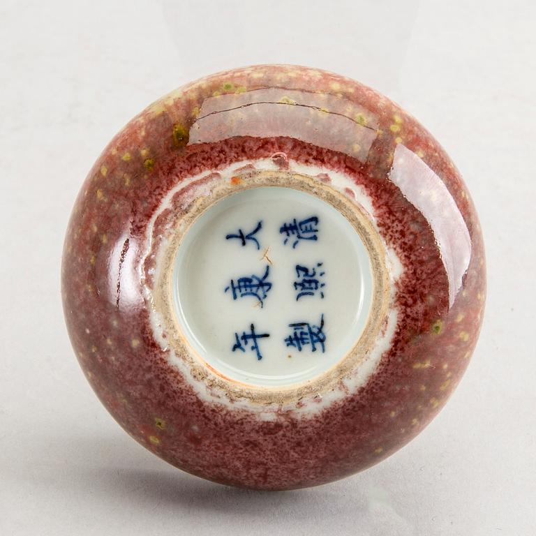 A Chinese porcelain Kangxi style 20th century box with lid.