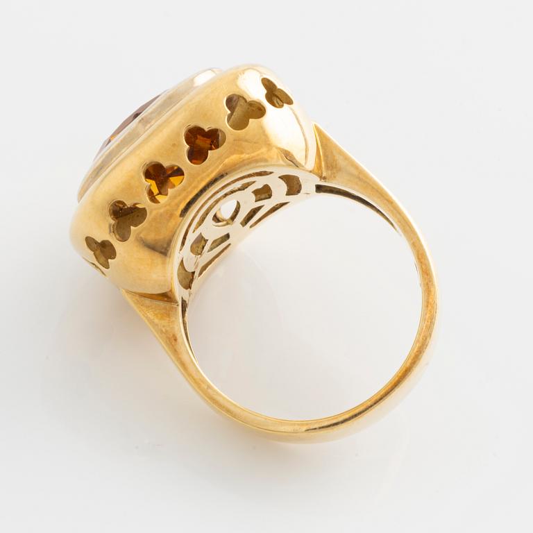 Ring, gold with heart-shaped citrine.