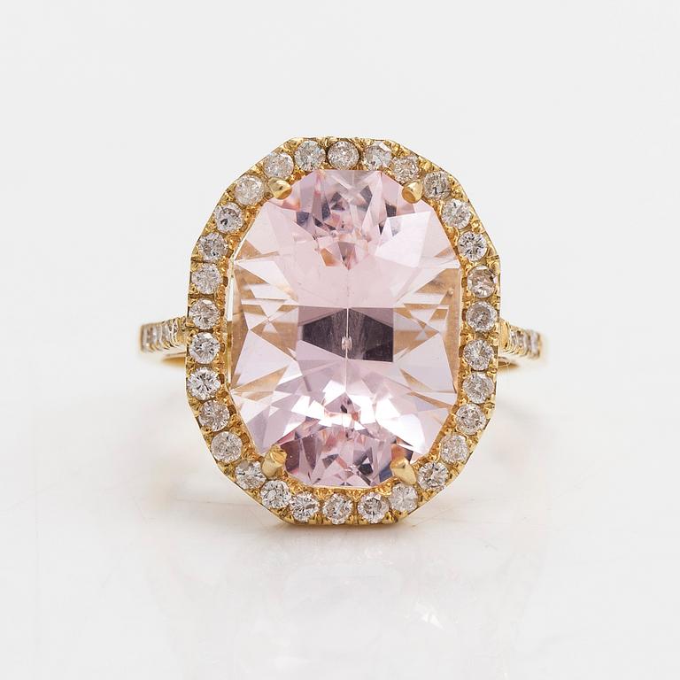 A 14K gold ring with an oval morganite and diamonds approx. 0.40 ct in total.