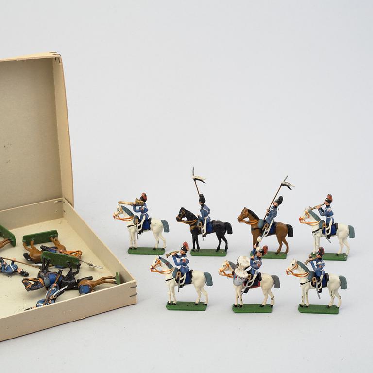 A COLLECTION OF TIN SOLDIERS, ca 125 pieces, mostly early 20th century.