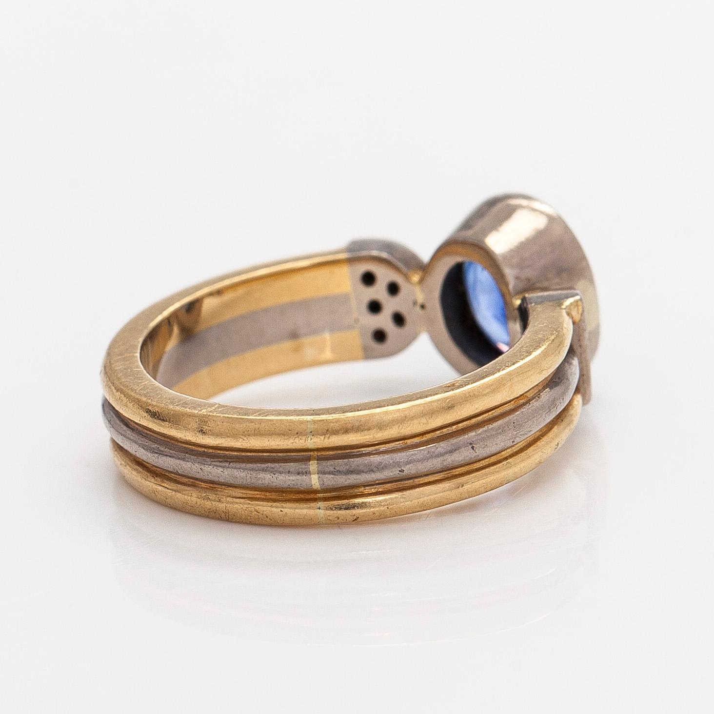 Ring, fasettslipad safir, diamanter, 18K guld och vitguld. 2001.