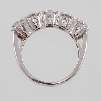 RING, 18k vitguld med 5 briljantslipade diamanter, totalt 2.07 ct. Vikt 6 g.