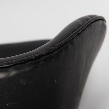 ARNE JACOBSEN, a pair of 1960s 'Swan' armchairs for Fritz Hansen.