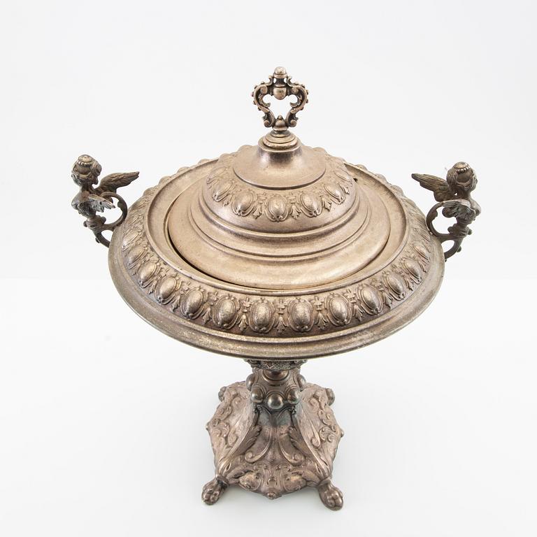 Sugar bowl, Neo-Rococo silver by CG Hallberg, Stockholm, circa 1900.