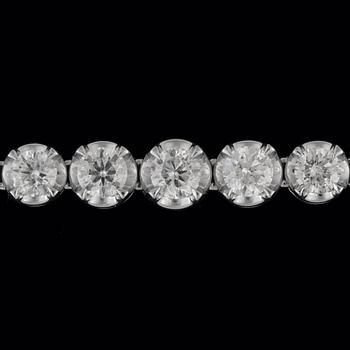 131. Diamantgradering, A brilliant-cut diamond line-necklace. Total carat weight circa 7.11 ct.