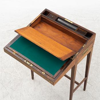 Skrivschatull på benställning, 1800-talets mitt.