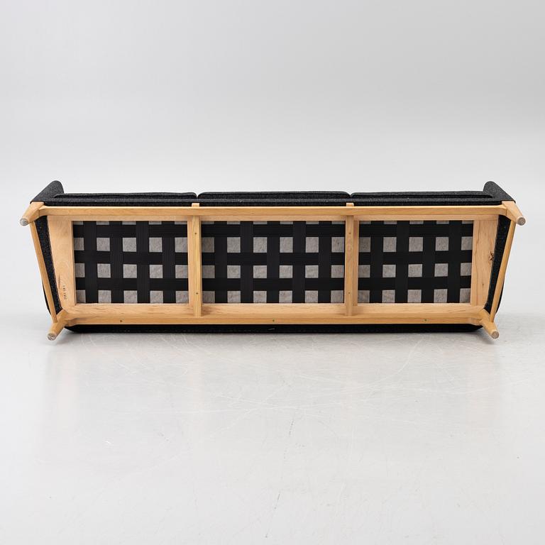Arne Jacobsen, & Flemming Lassen, Soffa, ”Mayor AJ5”, &Tradition, Danmark, 2000-tal.