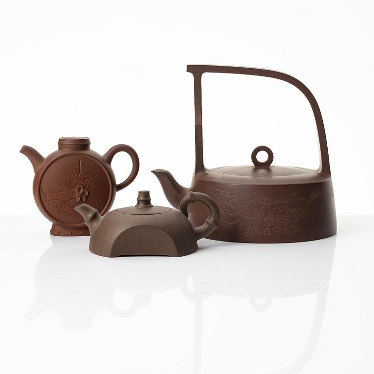 A group of three Chinese yixing teapots, 1980s.