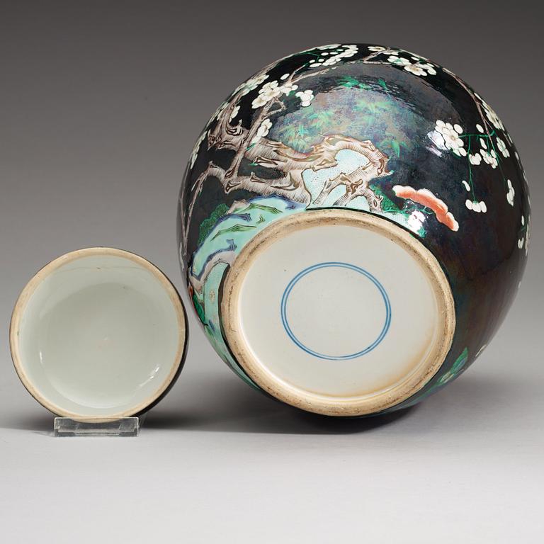 A 'famille noire' jar with cover, late Qing Dynasty (1644-1912).