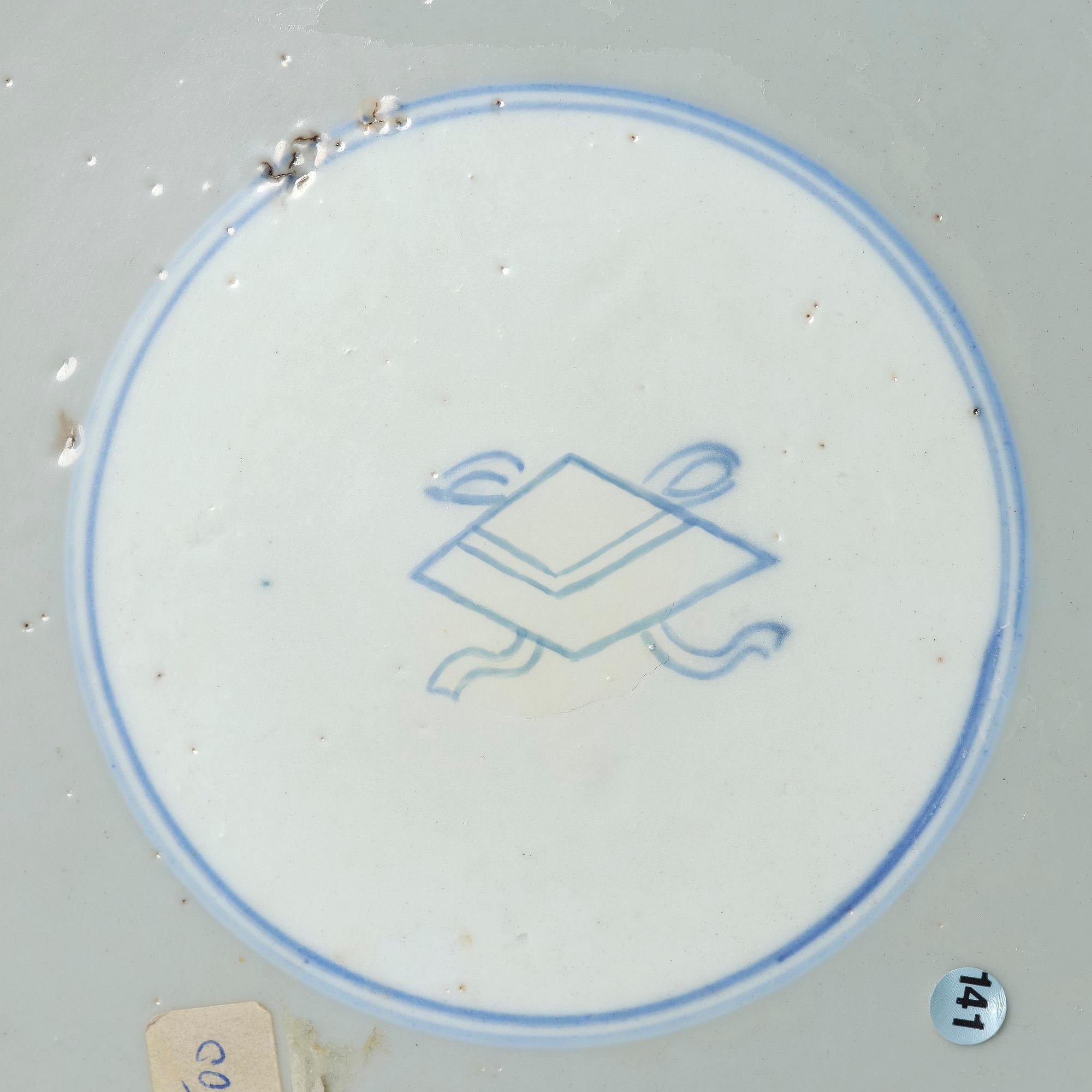 A large famille verte dish, Qing dynasty, Kangxi (1662-1722).