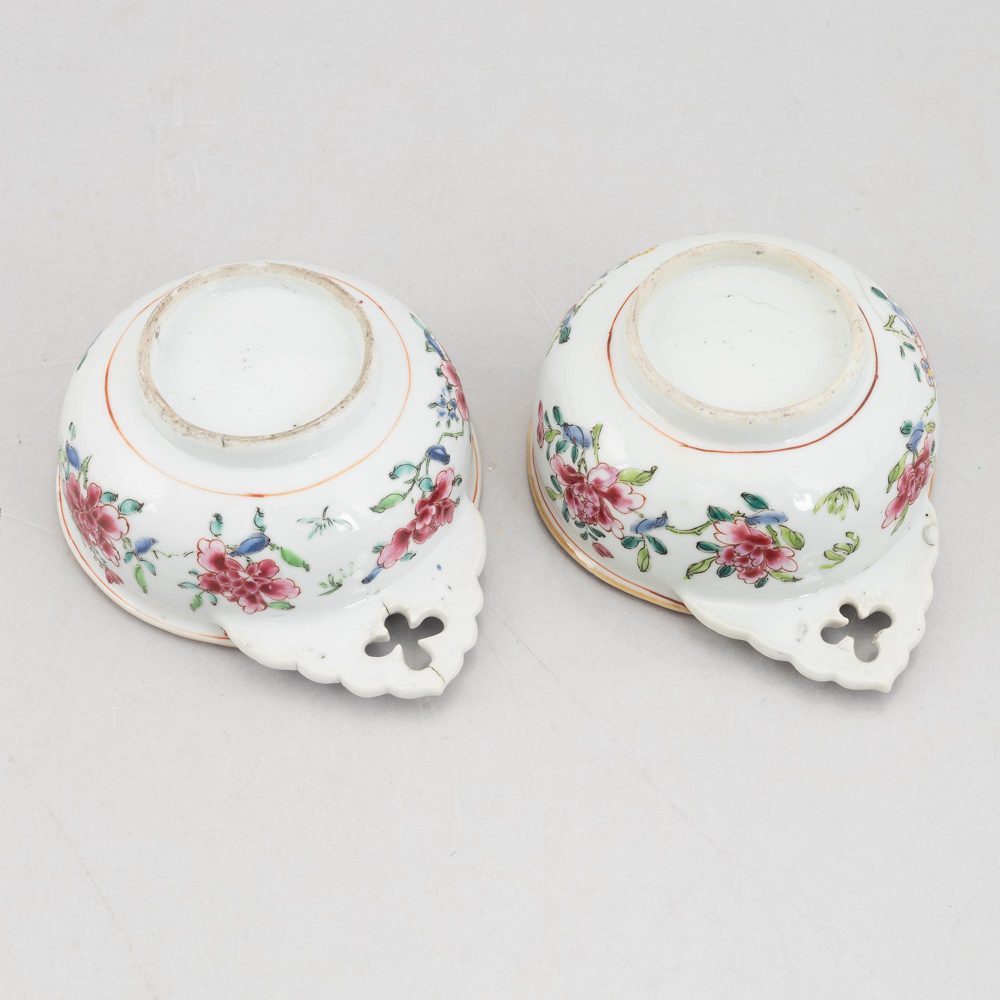 A pair of Famille Rose porcelain cups, China, Qing dynasty, Qianlong (1736-95).