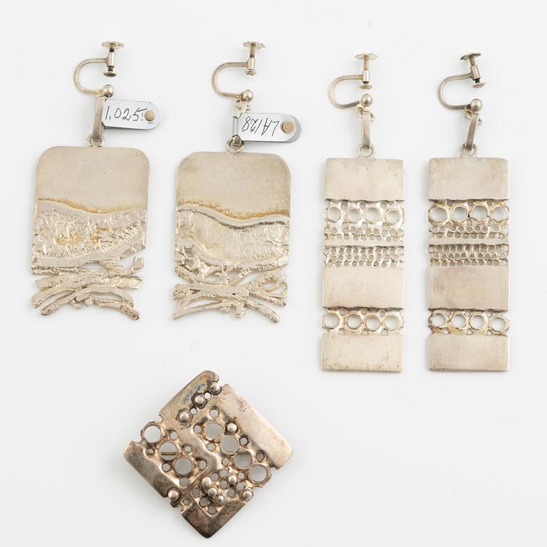 Lars Arby, två par örhängen och en brosch, sterlingsilver, Göteborg 1969, 1970 och 1980.