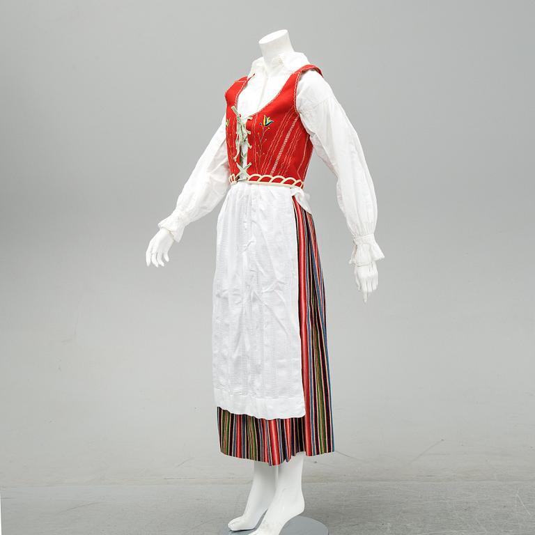 Folkdräkt, Östra Härad, 1900-talets andra hälft. Omkring storlek 38.