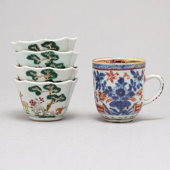 Five (4+1) famille rose and imari cups, Qing dynasty, Qianlong (1736-95).