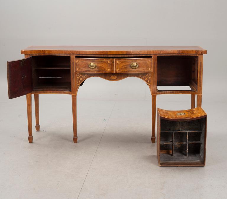 SIDEBOARD, England, 1900-talets mitt.