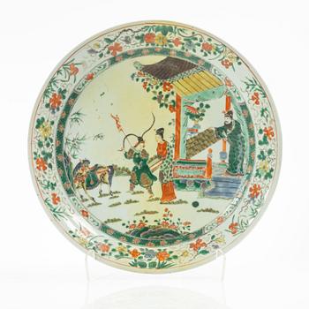 A large Chinese famille verte dish, Qing dynasty, Kangxi (1662-1722).