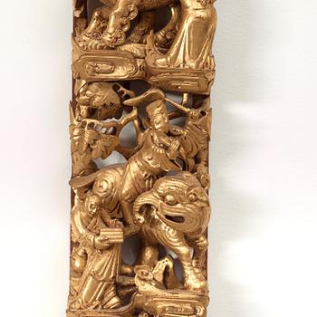 DEKORDELAR, tre stycken, trä. Qingdynastin, 1800-tal.