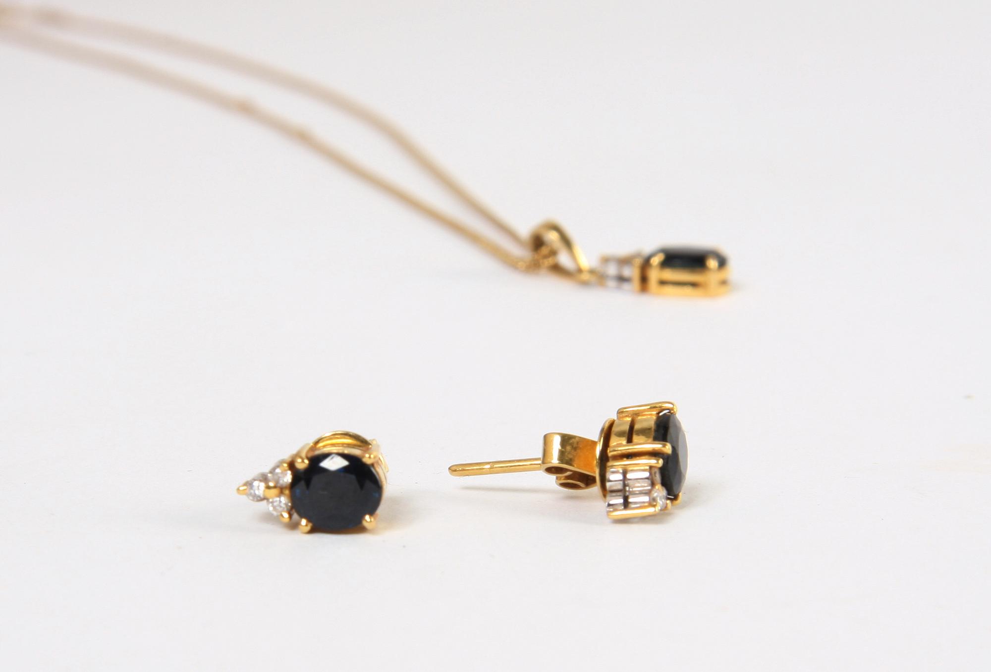 SMYCKEGARNITYR, 4 delar, 18K guld med safirer och briljanter.