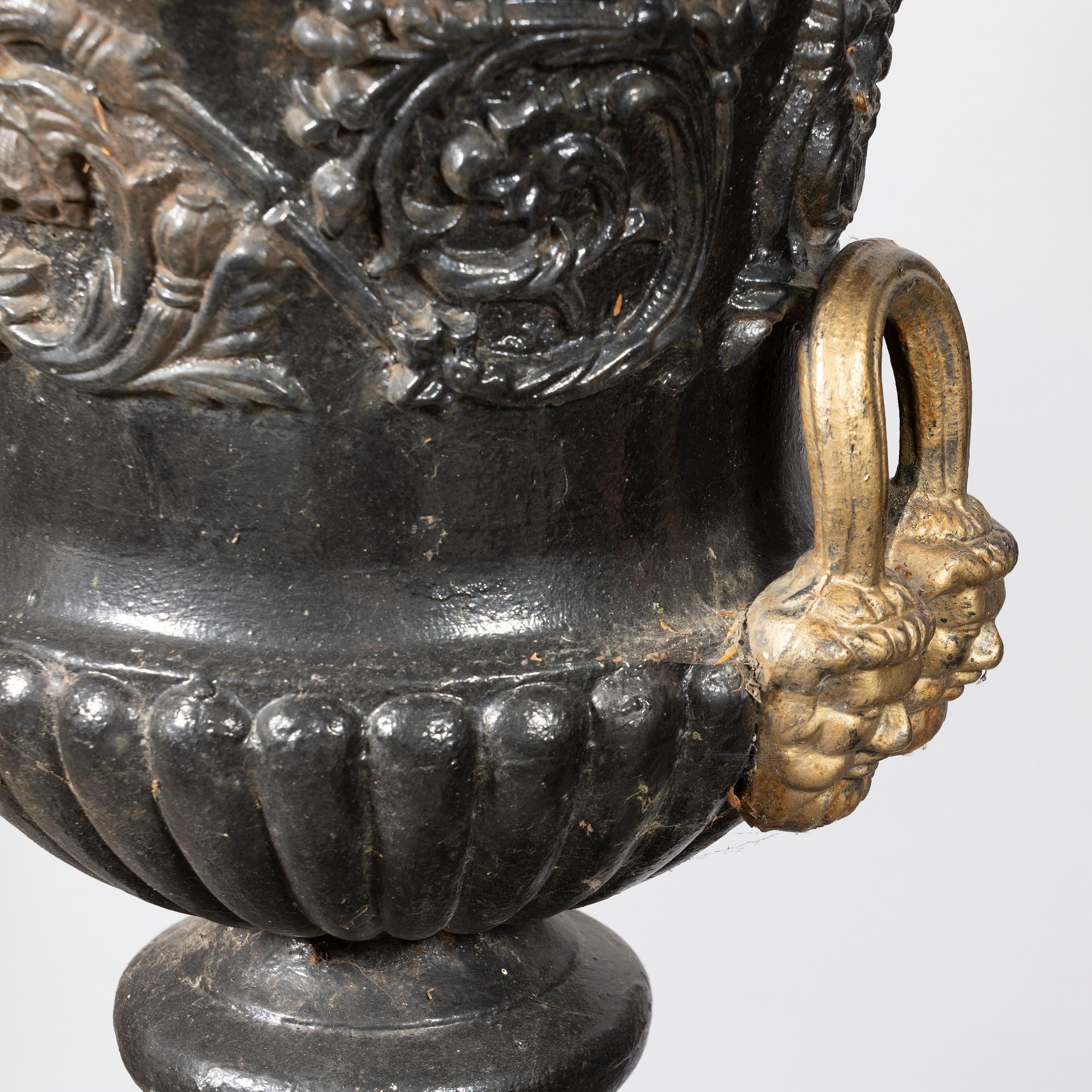 Garden urns, a pair, later part of the 20th century.