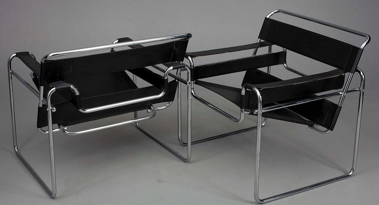 FÅTÖLJER, ett par, "Wassily", läder och stålrör, efter Marcel Lajos Breuer modell, 1900-talets senare hälft.